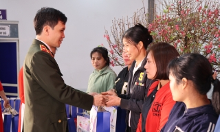 Thiếu tướng Bùi Duy Hưng, Giám đốc Công an tỉnh tặng quà Tết cho người lao động tại Công ty cổ phần May BGG Yên Thế